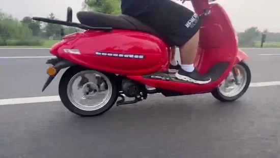 Scooter électrique de couleur rouge et bleu 2000W avec batterie au lithium fabriquée en Chine